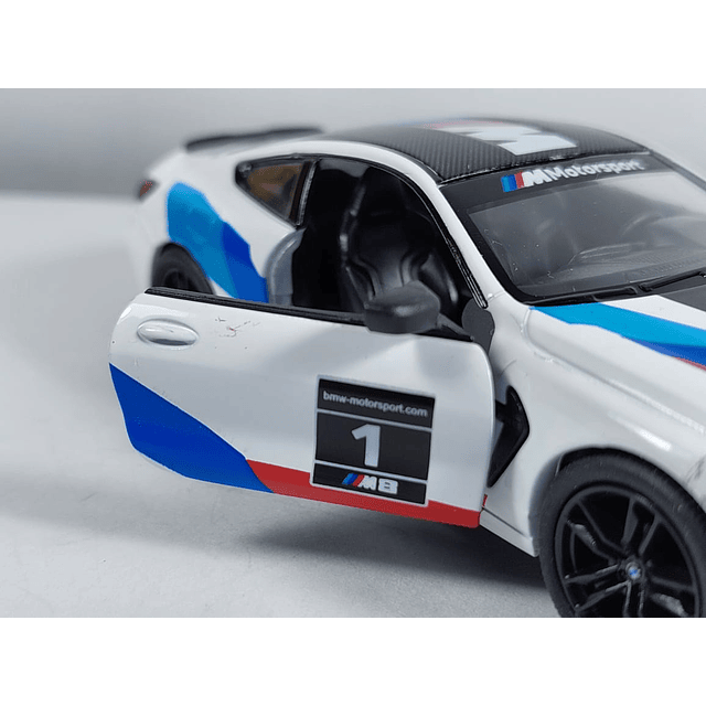 BMW M8 COMPETICION ﻿blanco Marca KINSMART ESCALA 1/36