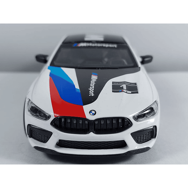 BMW M8 COMPETICION ﻿blanco Marca KINSMART ESCALA 1/36