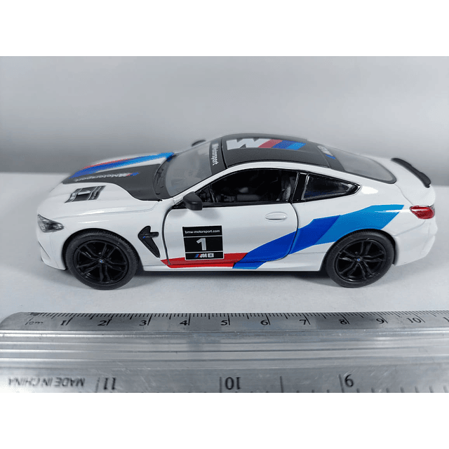 BMW M8 COMPETICION ﻿blanco Marca KINSMART ESCALA 1/36