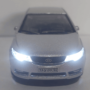 Kia cerato plata Escala 1/36 con luces LED